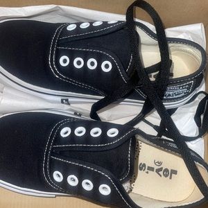 Levi’s black sneakers for boys